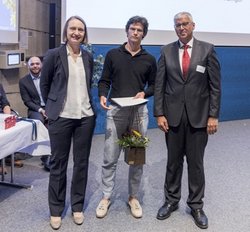 Prize winner Klaus Sautter (middle), Prof. Dr. Kurosch Thuro (right, TUM) and Dr. Eng. Christiane Butz (Foundation).