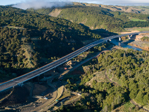 Das Teilstück des neuen Highway mit den beiden Brücken: vorne das EcoViadukt, hinten die Parahaki- Brücke über den Manawatū.