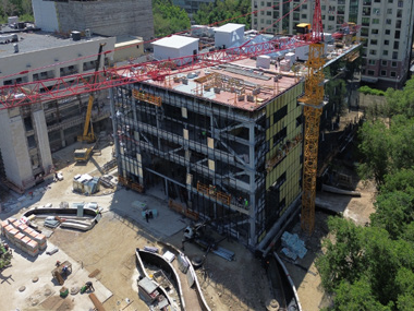 The SHARKS® can be seen on the front side of the extension building, shown here during construction. The right-hand facade has already been cladded. The main building, which is being renovated, can be seen on the left.