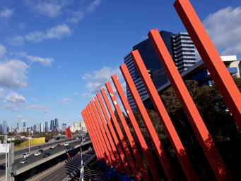 Die Red Sticks in Melbourne, in denen oben jetzt MAURER-Dämpfer installiert sind, um Windinduzierte Schwingungen zu dämpfen.